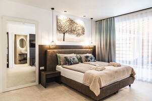 Deluxe Apartment, 2 Bedrooms | Premium bedding, down comforters, pillowtop beds, in-room safe