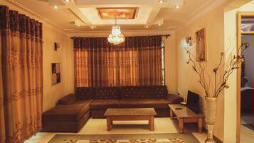 32-inch Smart TV with satellite channels, TV