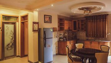 Fridge, microwave, blender, cookware/dishes/utensils