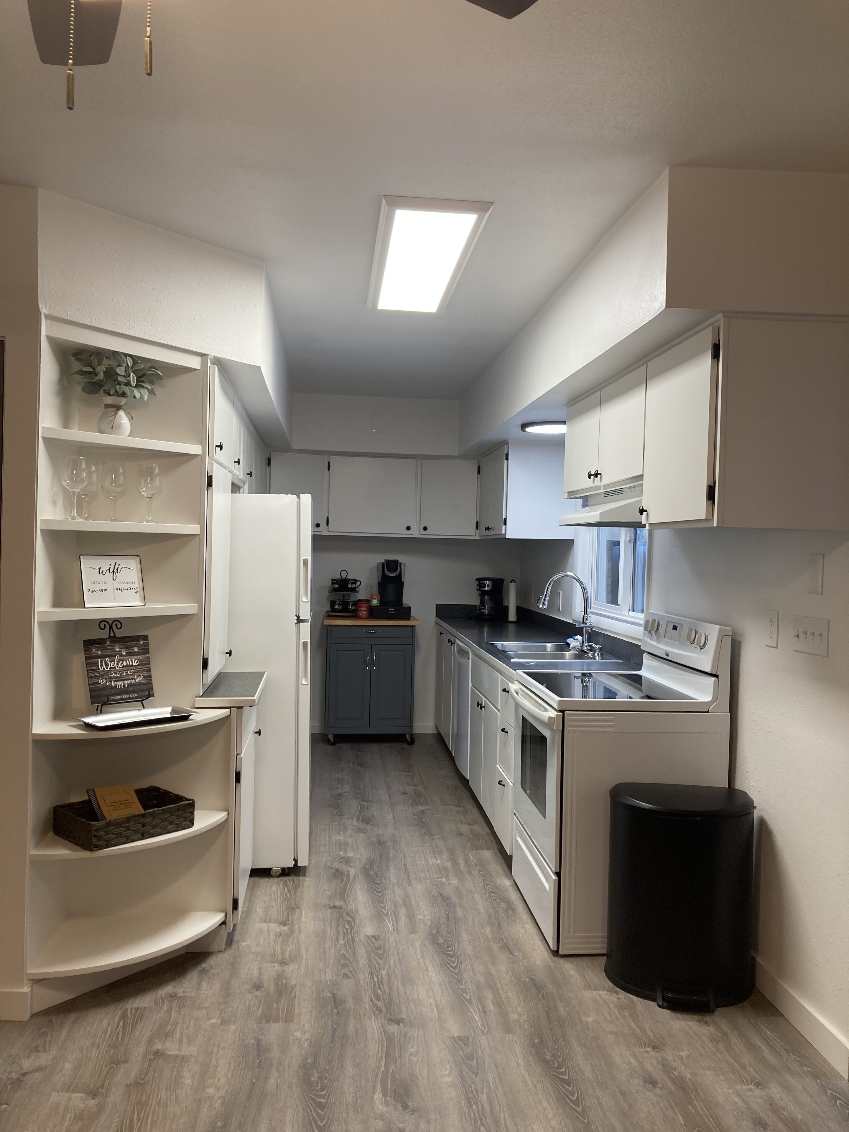 冷蔵庫、電子レンジ、オーブン、コンロ