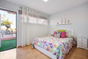 3 slaapkamers, een strijkplank/strijkijzer, gratis wifi, beddengoed