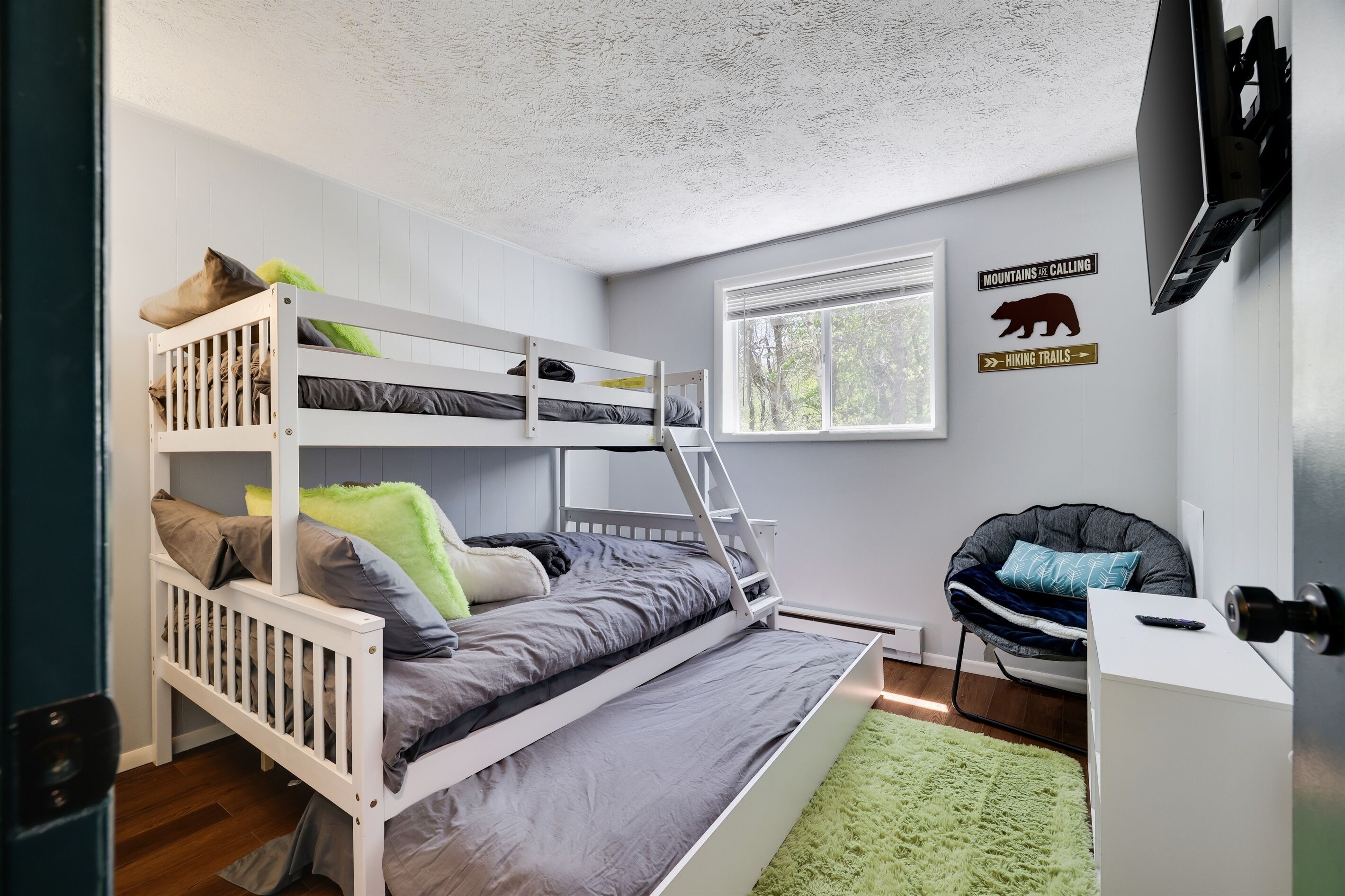 4 bedrooms, desk, iron/ironing board, travel cot