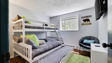 4 quartos, escrivaninha, ferros/tábuas de passar roupa, berço de viagem