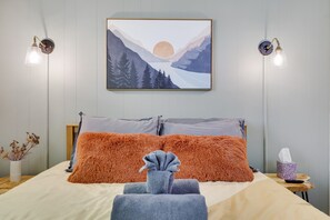 3 bedrooms, desk, iron/ironing board, travel cot