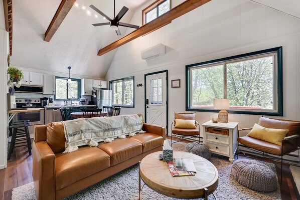 Älytelevisio, takka, pöytäjalkapallopöytä, pöytätennispöytä