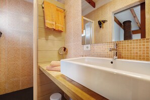 Bruser, hårtørrer, håndklæder