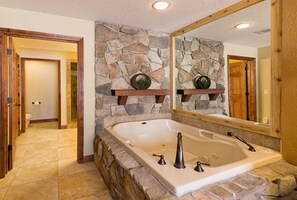 Combined shower/bathtub, jetted bath, hair dryer, towels - Ski December 2025! Westgate Resort Park City. 2 Bd 2 Ba, Ski-in Ski-out! Sleep 8 (Park City)