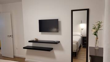 3 slaapkamers, een strijkplank/strijkijzer, gratis wifi, beddengoed