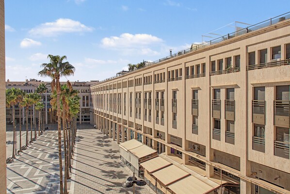 Un bâtiment moderne doté de plusieurs balcons et d’un revêtement de sol à motifs.
