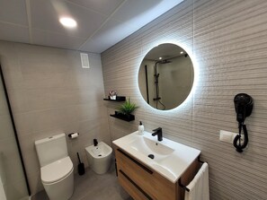 Shower, hair dryer, towels