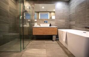 Hair dryer, towels - Genoa - Sleeps 6 - Lakefront Apartment (Wanaka)