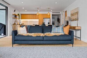 Smart TV, chimenea y estéreo 