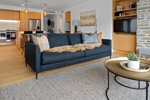 Smart TV, fireplace, stereo