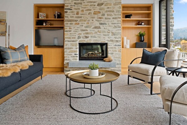 Smart TV, chimenea y estéreo 
