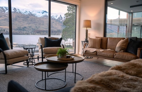 Genoa - Sleeps 6  - Lakefront Apartment