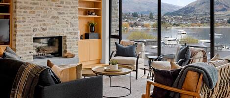 TV connectée, cheminée, chaîne hi-fi