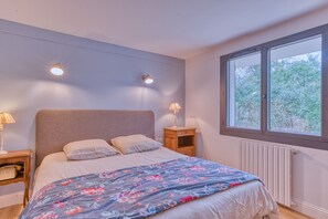 4 makuuhuonetta, silitysrauta/-lauta, ilmainen Wi-Fi, vuodevaatteet