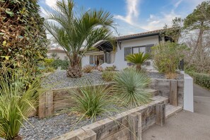 Property grounds - 4-Star Villa Arcachon – Heated Pool, Garden & Petanque, Sleeps 8 (La Teste-de-Buch)