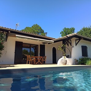 A heated pool - 4-Star Villa Arcachon – Heated Pool, Garden & Petanque, Sleeps 8 (La Teste-de-Buch)