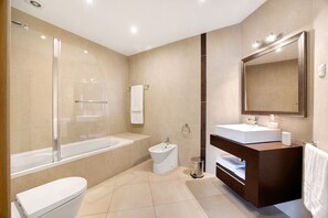 Shower, hair dryer, towels - Apartment "Tourismer C" with Pool, Balcony & Wi-Fi (Lagos)
