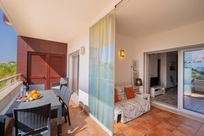 Outdoor dining - Apartment "Tourismer C" with Pool, Balcony & Wi-Fi (Lagos)