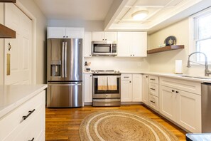 Réfrigérateur, micro-ondes, lave-vaisselle, cafetière/bouilloire