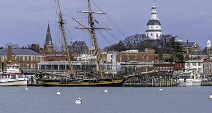 On-Site Parking, Steps to USNA Gate 3 and Private Patio at Historic Gatehouse