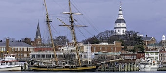 On-Site Parking, Steps to USNA Gate 3 and Private Patio at Historic Gatehouse