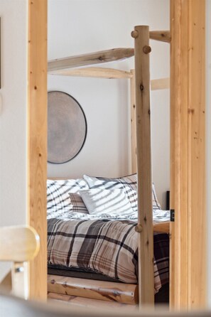 3 Schlafzimmer, Schreibtisch, Bügeleisen/Bügelbrett, Reisekinderbett