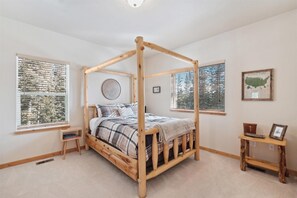 3 habitaciones, escritorio y tabla de planchar con plancha 