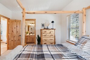 3 bedrooms, desk, iron/ironing board, travel cot - Cozy mountain retreat for families near Breckenridge Skiing + Hiking country  (Fairplay)