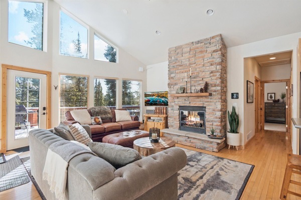 Een smart-tv, een open haard, boeken en een stereo