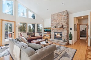 Smart TV, fireplace, books, stereo