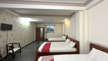 Perhehuone, useita sänkyjä | 1 makuuhuone, työpöytä, kannettavalle tietokoneelle sopiva työtila