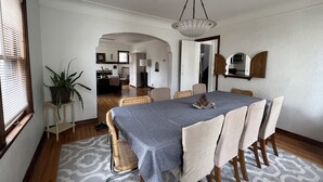 Un espace repas comprenant une table, des chaises et un lustre.