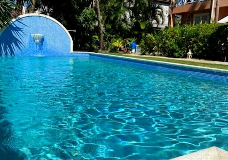Pool. West Coast Private - 3 minutes to the Beach