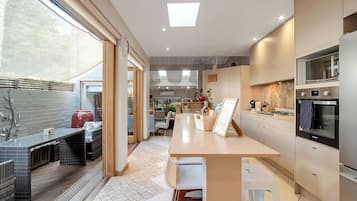 Geladeira, micro-ondas, fogão, cooktop