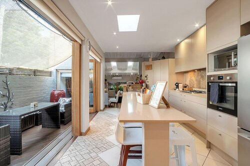 Luxury Retreat Home - 4Bed House - Mins from CBD