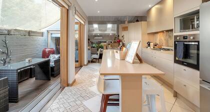 Luxury Retreat Home - 4Bed House - Mins from CBD