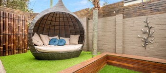 Luxury Retreat Home - 4Bed House - Mins from CBD