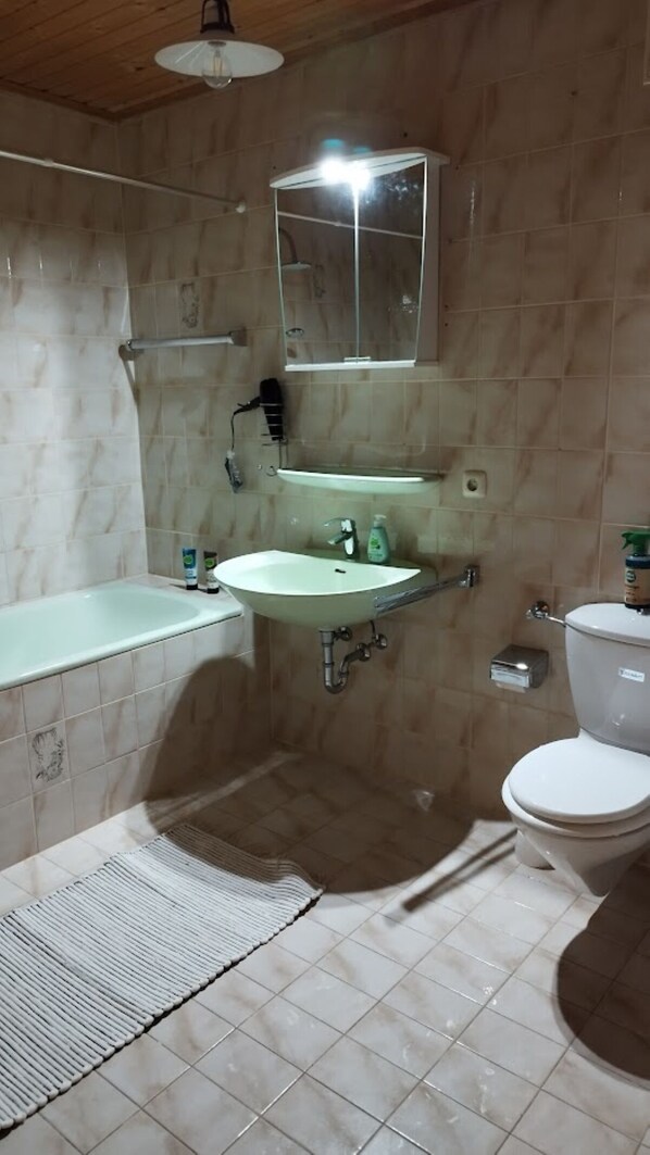 Une salle de bain avec une baignoire, un lavabo et des toilettes.