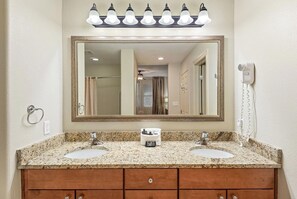 Suihkun ja ammeen yhdistelmä, hiustenkuivaaja, pyyhkeet, saippua