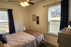 1 bedroom, desk, free WiFi, bed sheets