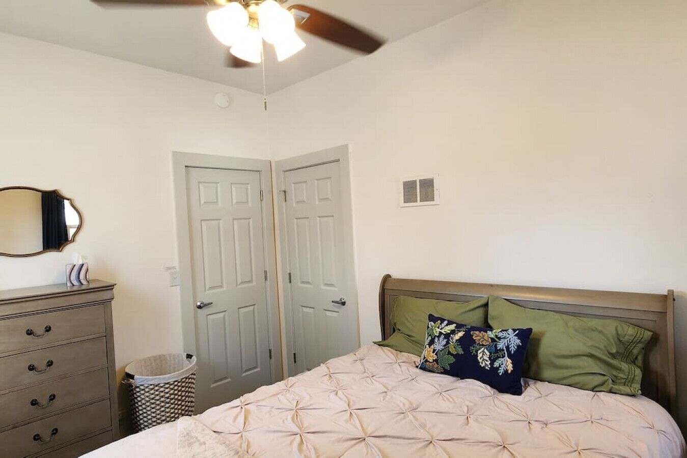 1 bedroom, desk, free WiFi, bed sheets