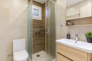 Bruser, hårtørrer, håndklæder, Toiletpapir