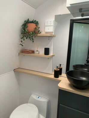 Shower, towels, soap, shampoo - Brand New - Green Falls Glamping Escape (Wangoom)