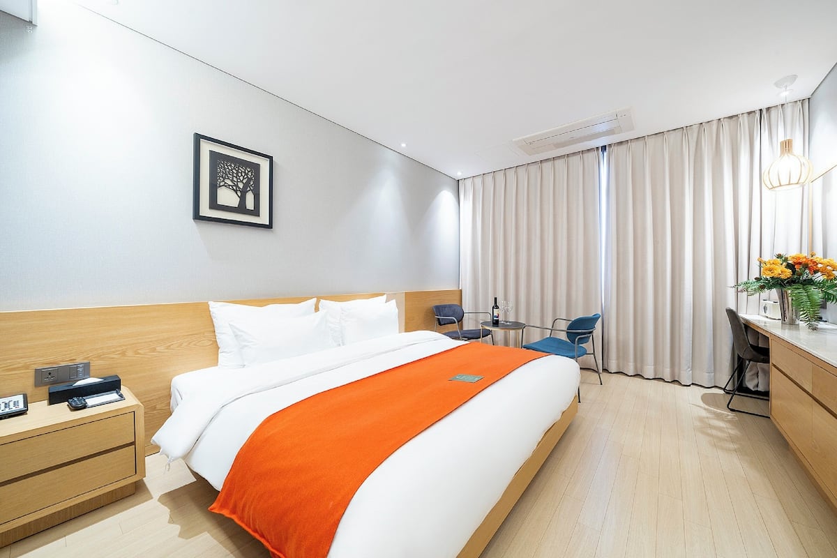 1 habitación, espacio para trabajar con laptop y cortinas blackout