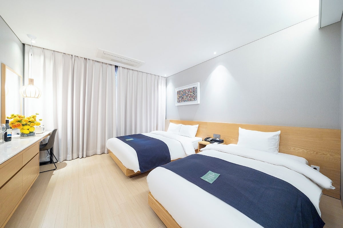 1 habitación, espacio para trabajar con laptop y cortinas blackout