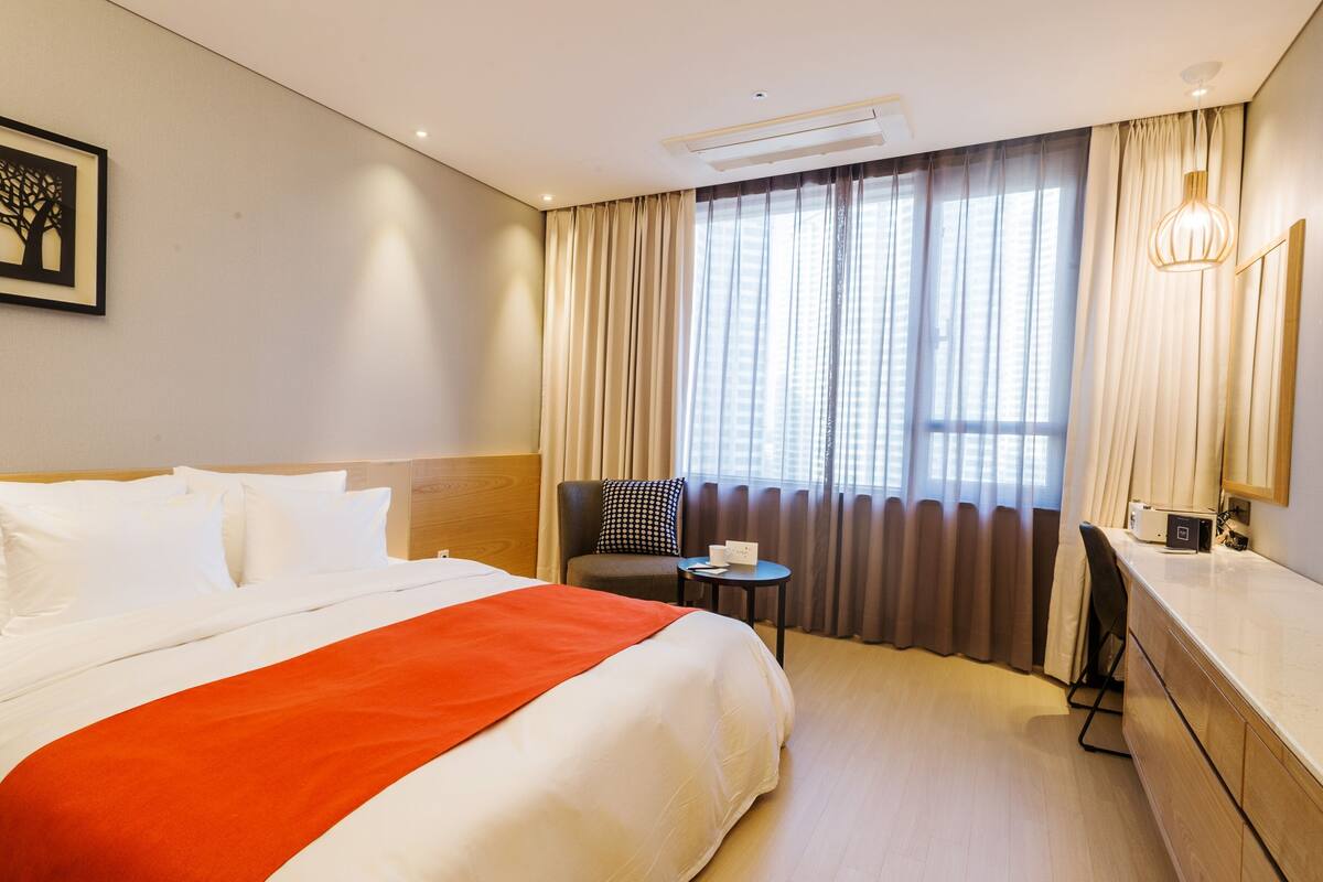 Skrivebord for bærbar PC, blendingsgardiner og strykejern/-brett