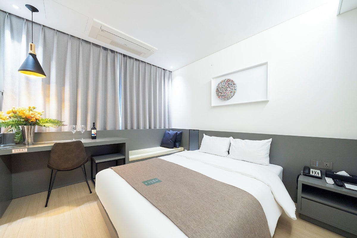 1 habitación, espacio para trabajar con laptop y cortinas blackout